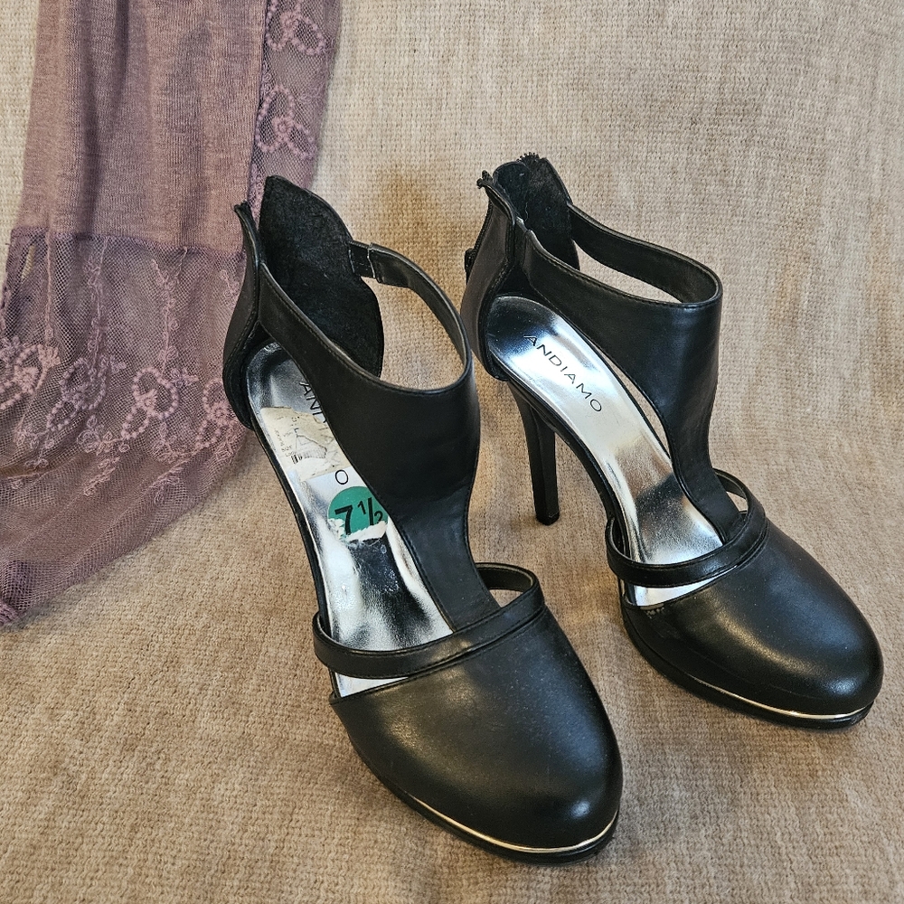 NWT Andiamo Shoes Pickle Stilettos 4 inch Hells Black with Gold Stripe Size 7.5M